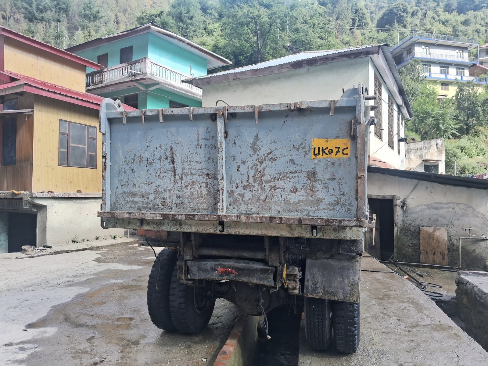 Ashok Leyland 1212 (6 Wheel) Tipper (2016) photo 2